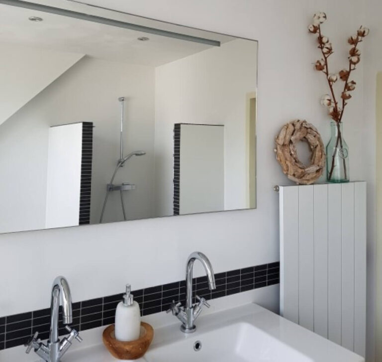 Styling landelijk stoere badkamer met drijfhouten krans, glazen fles met katoentakken en wat teakhouten accessoires | Huis & Interieur