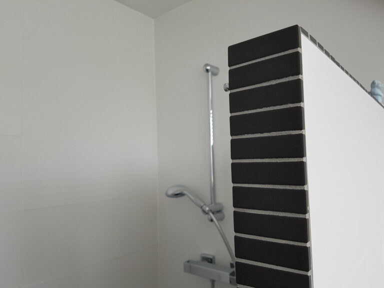 Detail douchewand zonder hoekstrips | Huis & Interieur