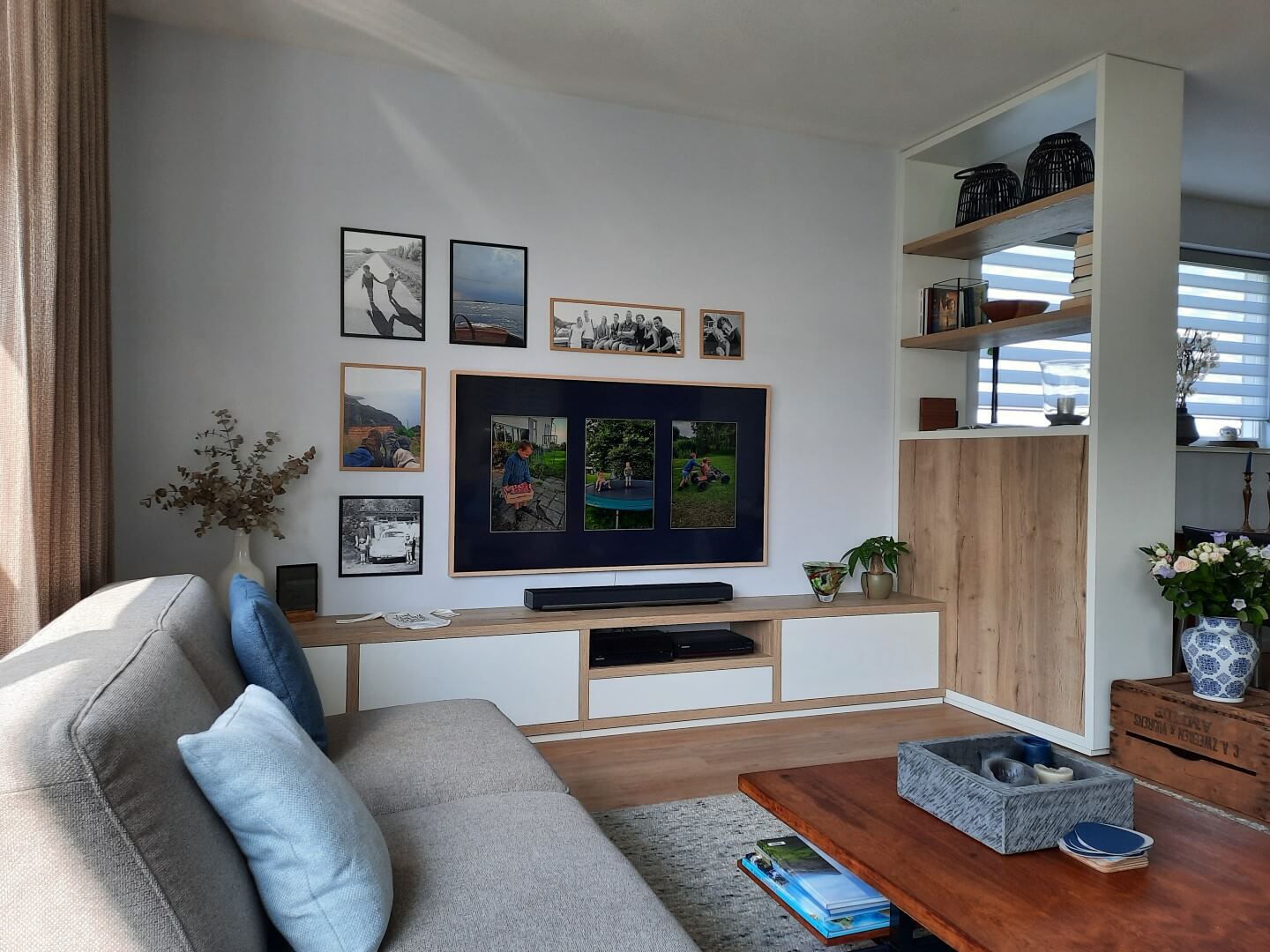 Gerealiseerd interieurontwerp woonkamer - zithoek met Samsung frame-tv en kast op maat in Lage Zwaluwe - Brabant | Huis & Interieur